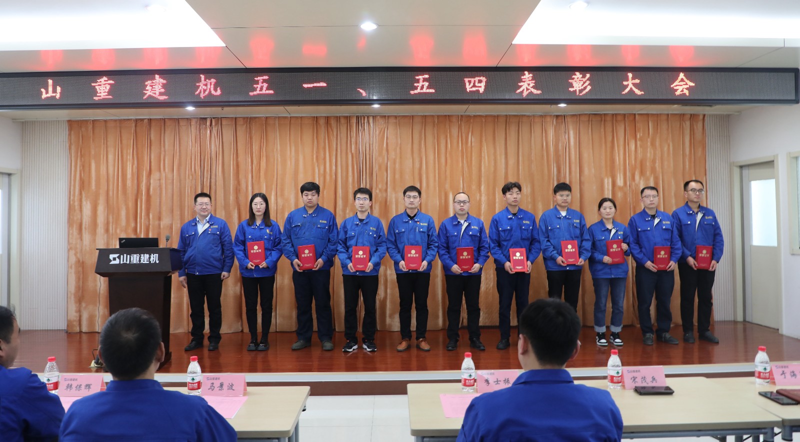 8.山重十大杰出青年.jpg 8.山重十大杰出青年.jpg