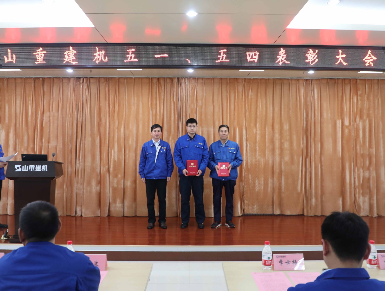 6.張總頒獎(jiǎng)-工匠.jpg 6.張總頒獎(jiǎng)-工匠.jpg