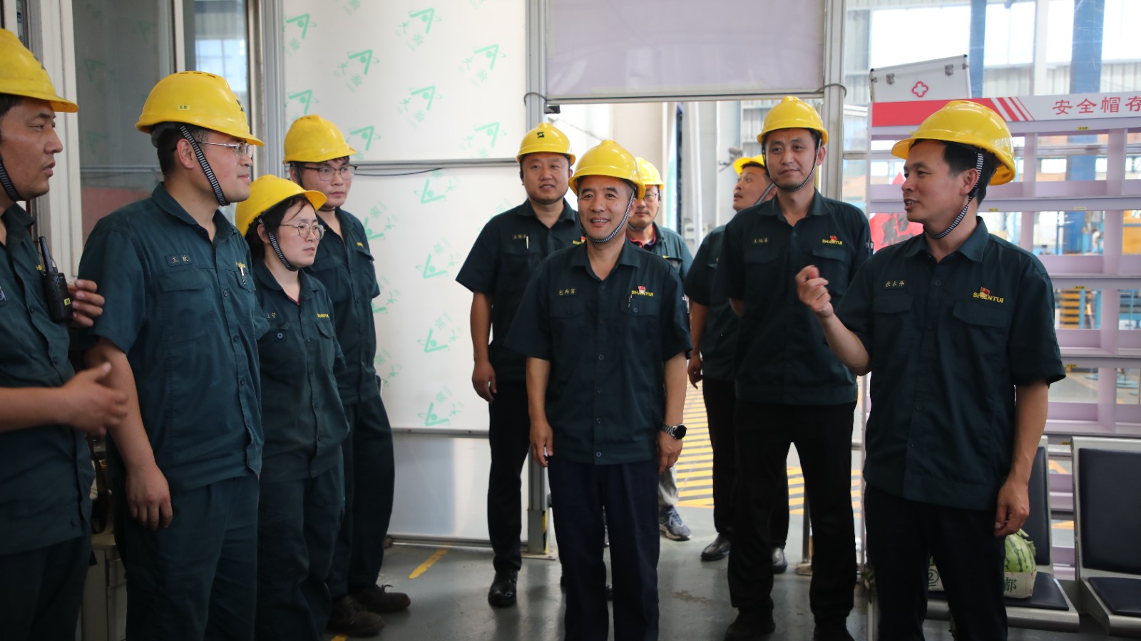 山重建機(jī)公司工會“夏送清涼”沁人心